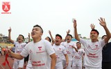 Xem các cầu thủ trường THPT Nguyễn Thị Minh Khai tưng bừng trong chiến thắng